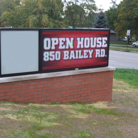 Electronic sign advertising an open house